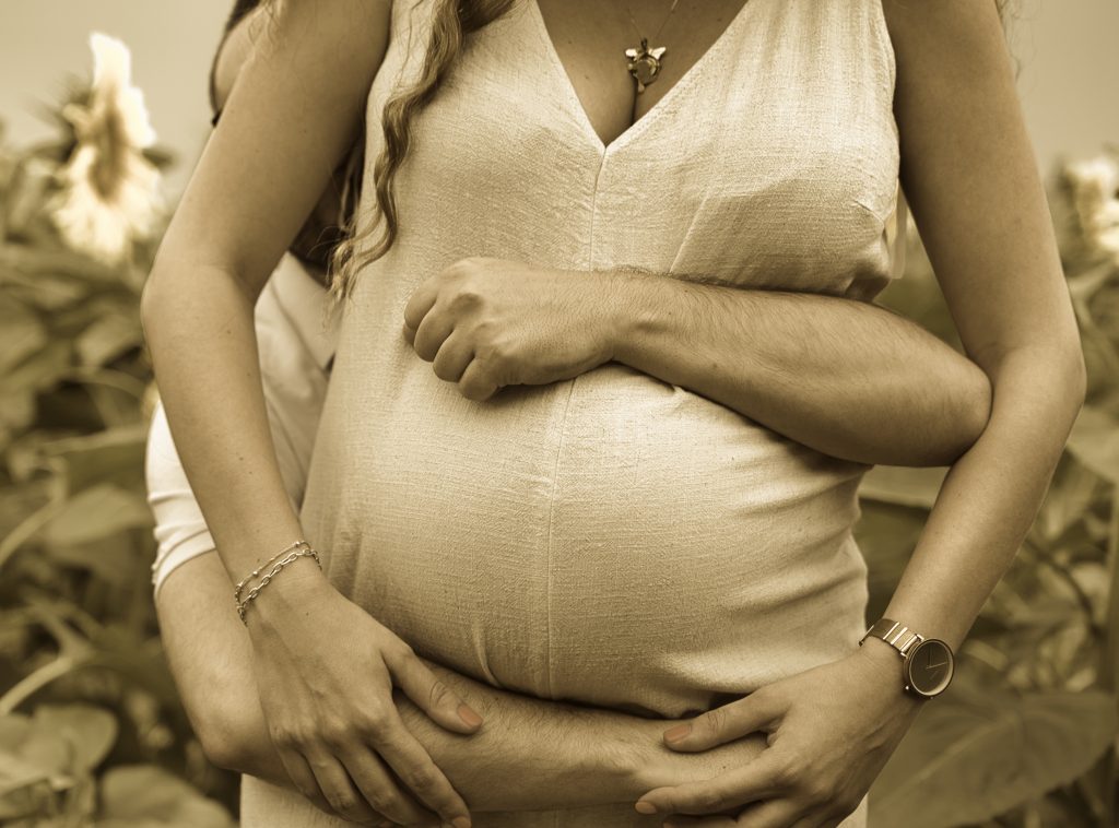Entre papa et maman lors d'une grossesse et une séance photo grossesse basé en Isère.